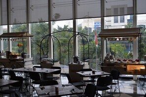 Se ofrece un desayuno bufé todos los días (por un coste adicional)