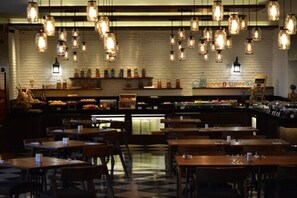 Breakfast, lunch, dinner served; international cuisine - Luminor Hotel Jemursari by WH (Surabaya)