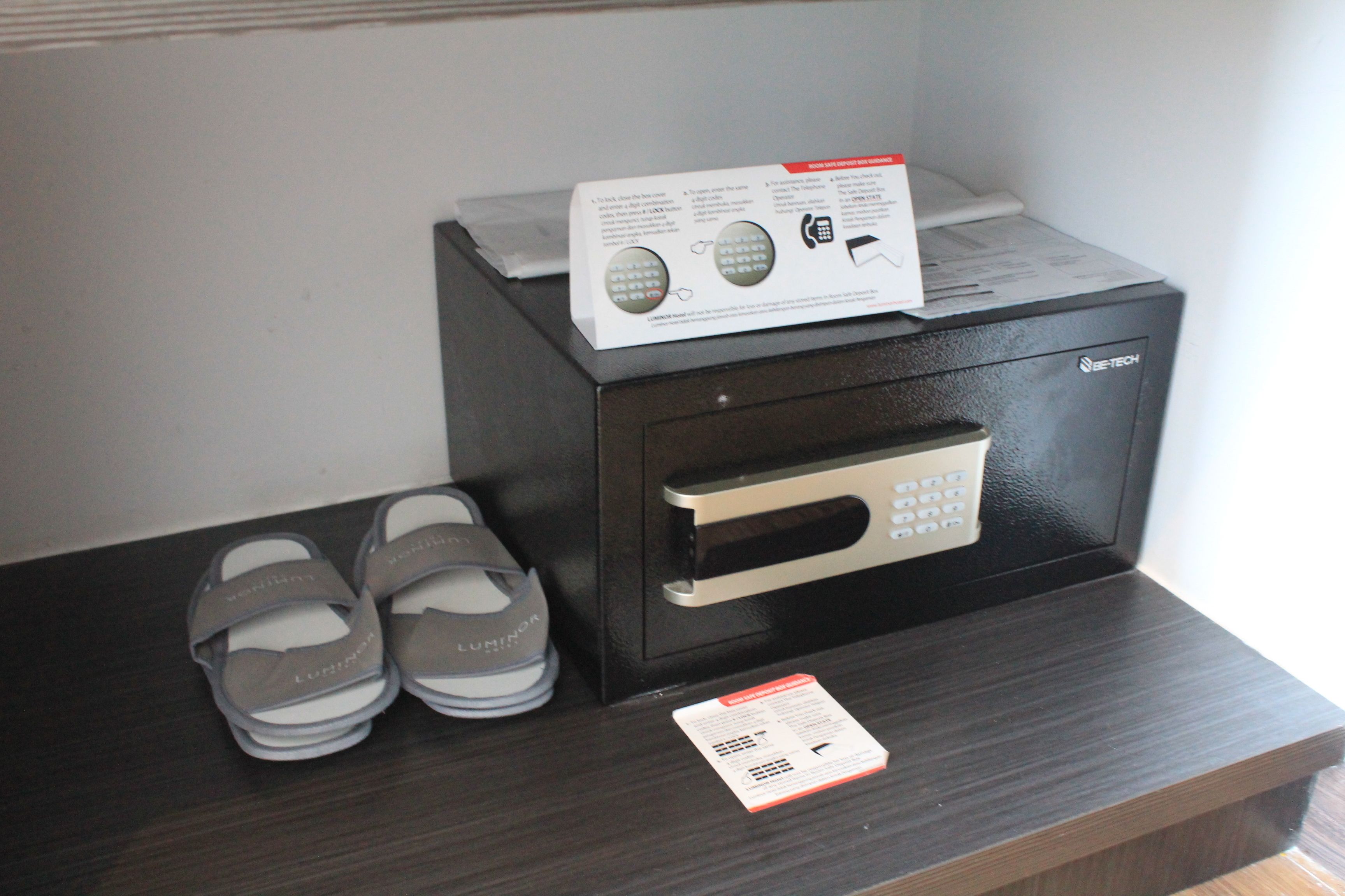 deluxe room | 1 bedroom, in-room safe, desk, laptop workspace