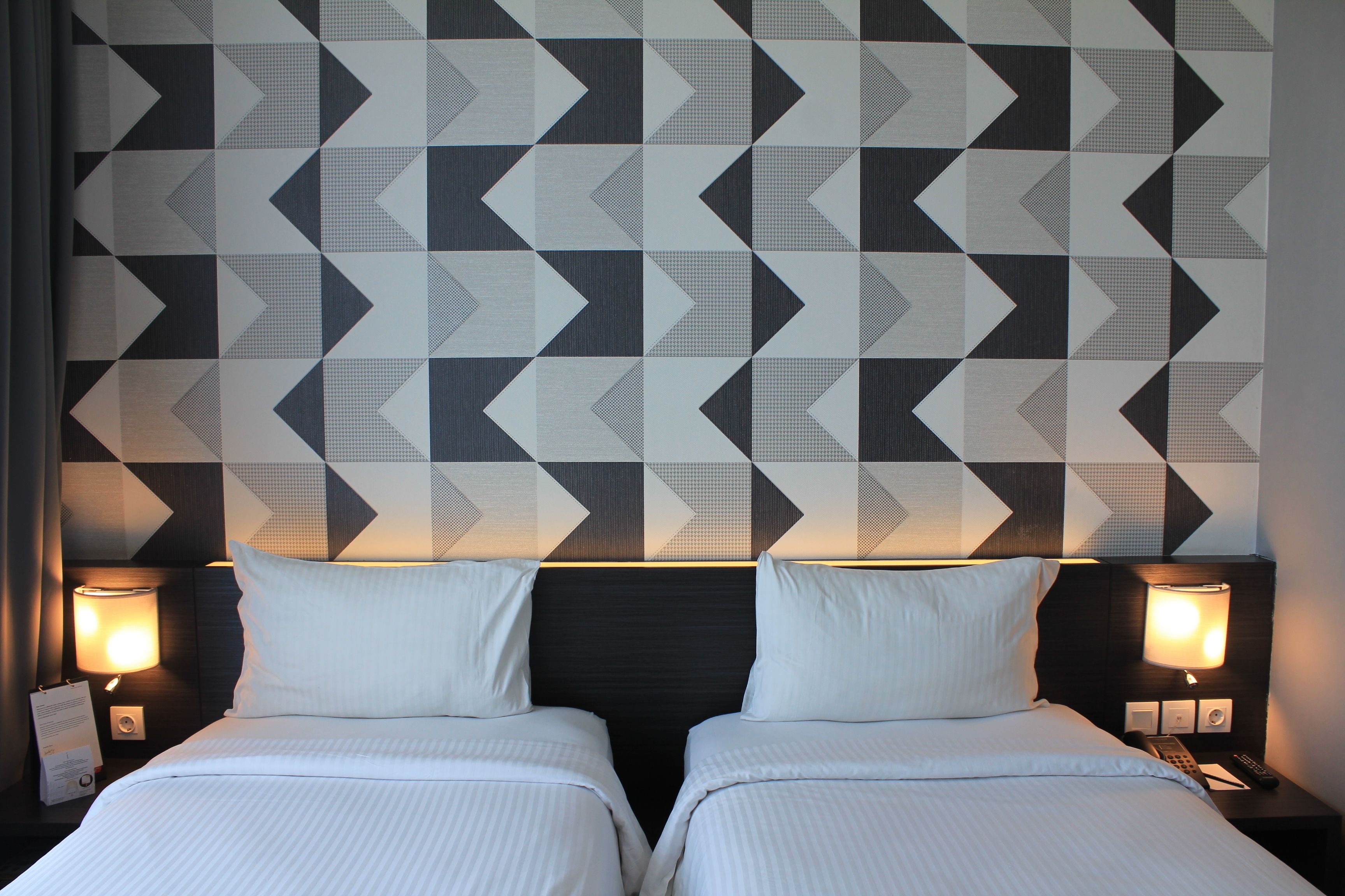 deluxe room | 1 bedroom, in-room safe, desk, laptop workspace