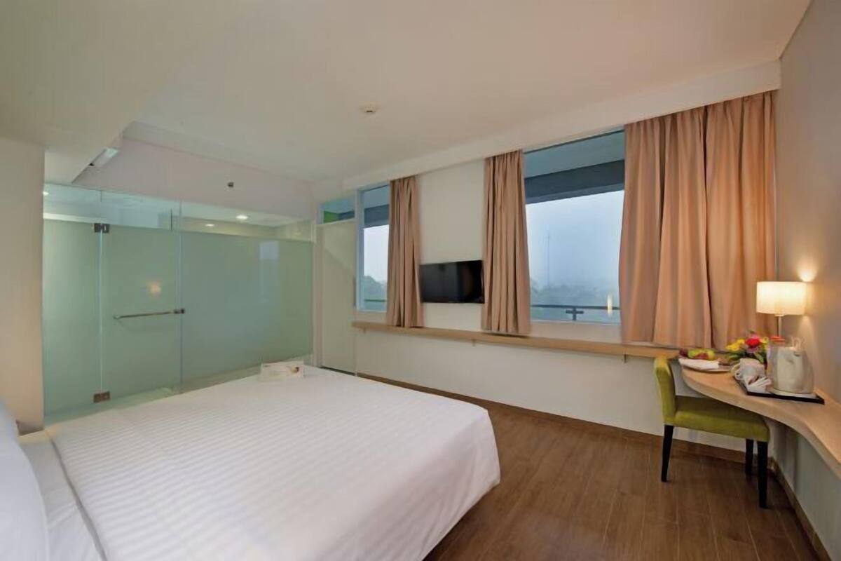 In-room safe, desk, soundproofing, free WiFi