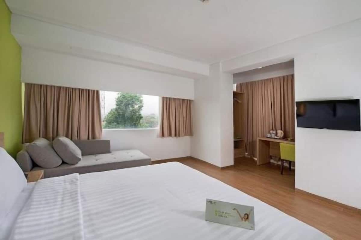 In-room safe, desk, soundproofing, free WiFi