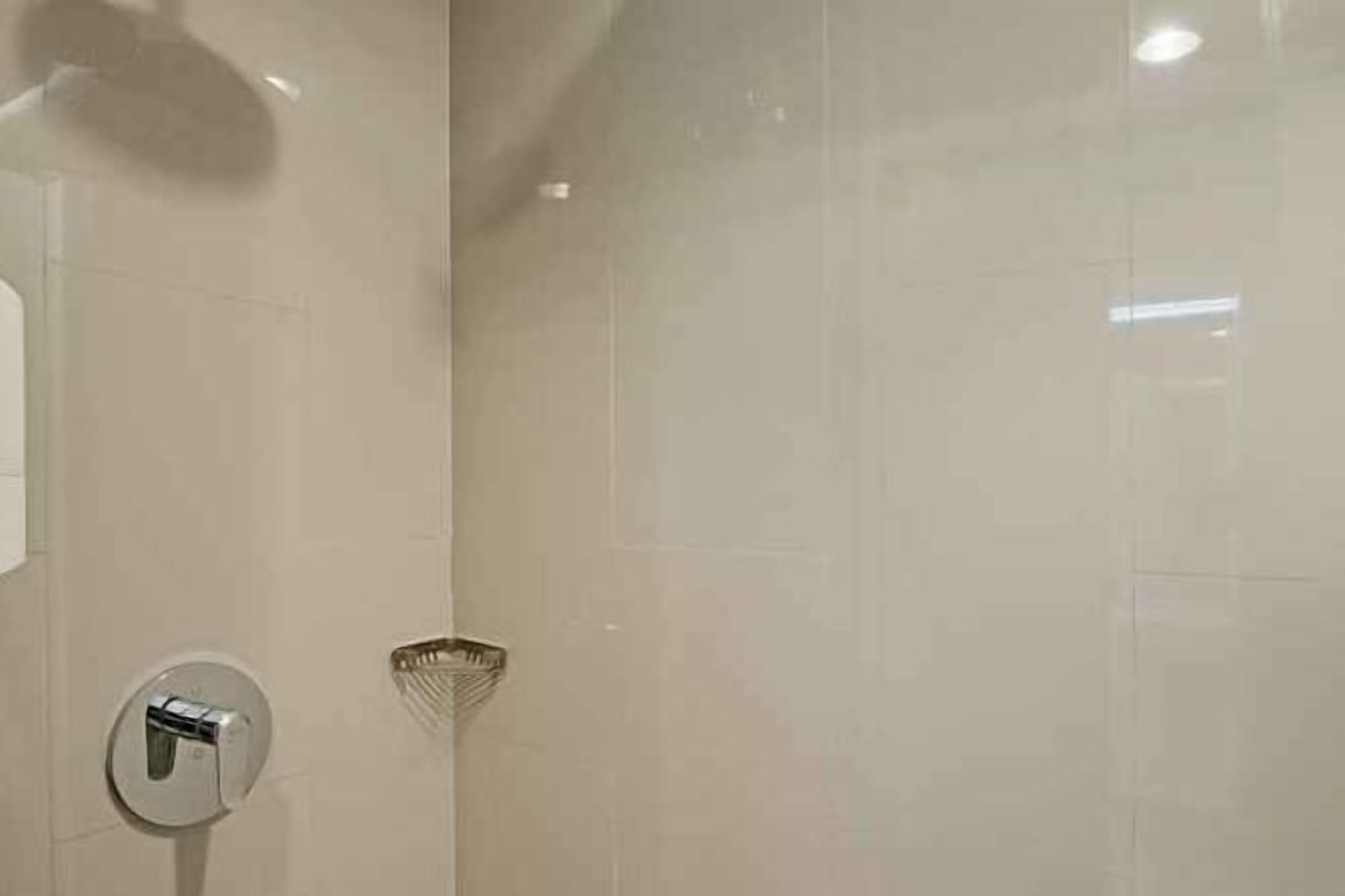 Kamar mandi | Shower, perlengkapan mandi gratis, pengering rambut, dan sandal