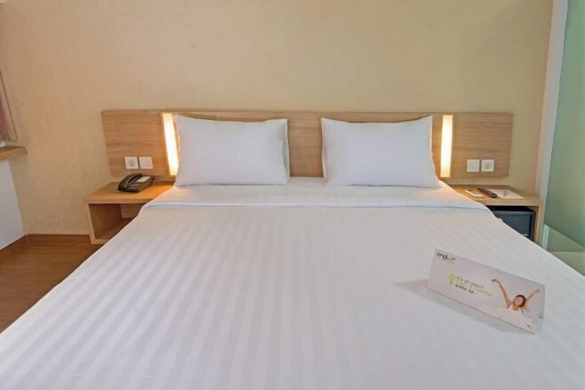 In-room safe, desk, soundproofing, free WiFi