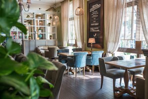 Breakfast, lunch, dinner served; Russian cuisine  - AZIMUT Hotel FREESTYLE Rosa Khutor (Estosadok)