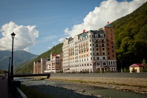 Vista frontal de la propiedad