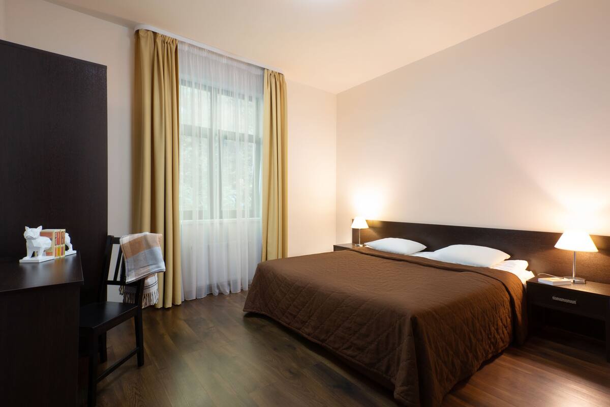 Apartment, 2 Bedrooms, Kitchen (Building 2) | Meja, kalis bunyi, seterika/papan seterika, Wi-fi percuma