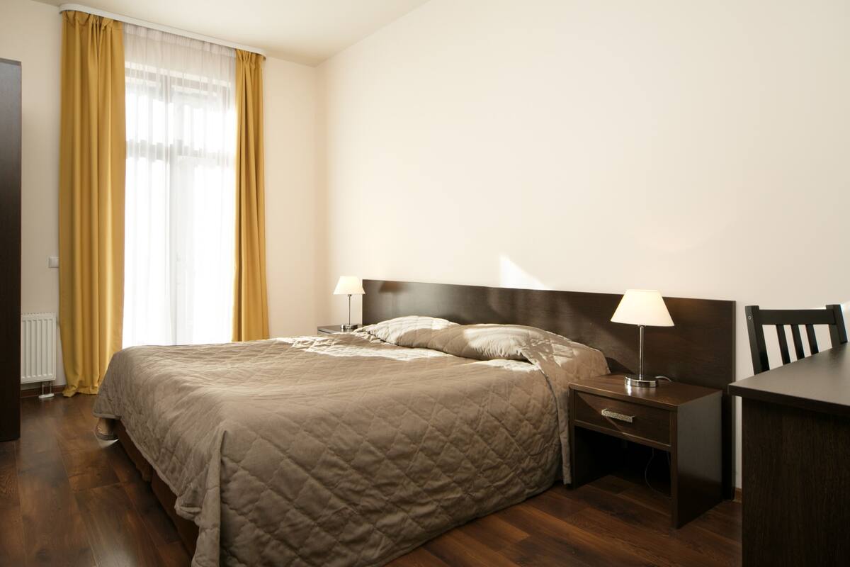 Apartment, 2 Bedrooms, Kitchen (Building 4) | Meja, kalis bunyi, seterika/papan seterika, Wi-fi percuma