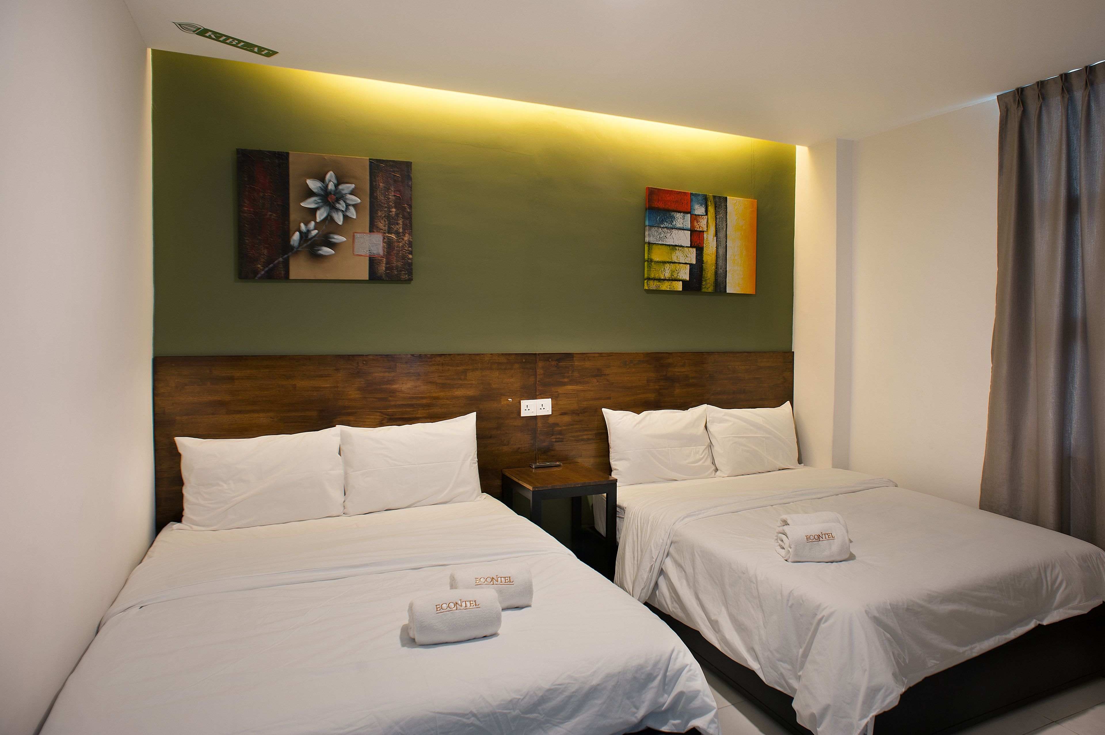 family room | desk, free wifi, bed sheets