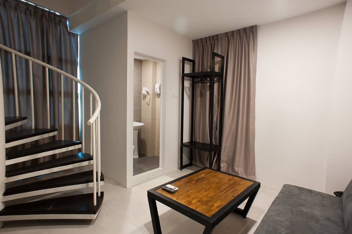 duplex studio | desk, free wifi, bed sheets