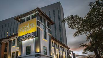 Bagian depan properti - sore/malam