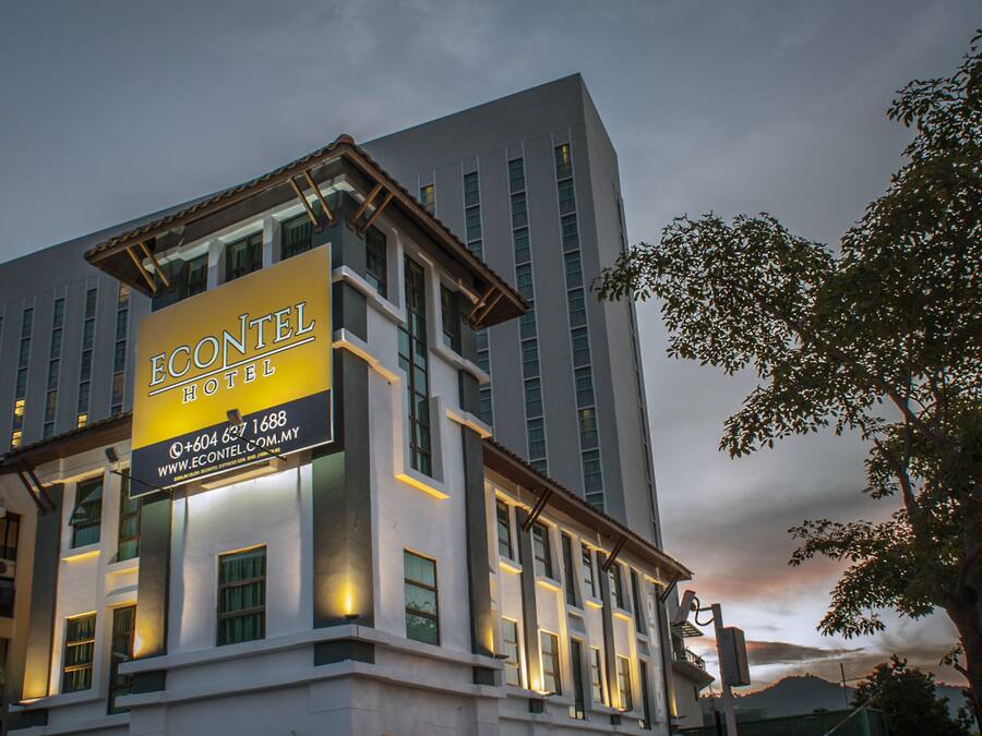 Fachada de la propiedad por la tarde o noche