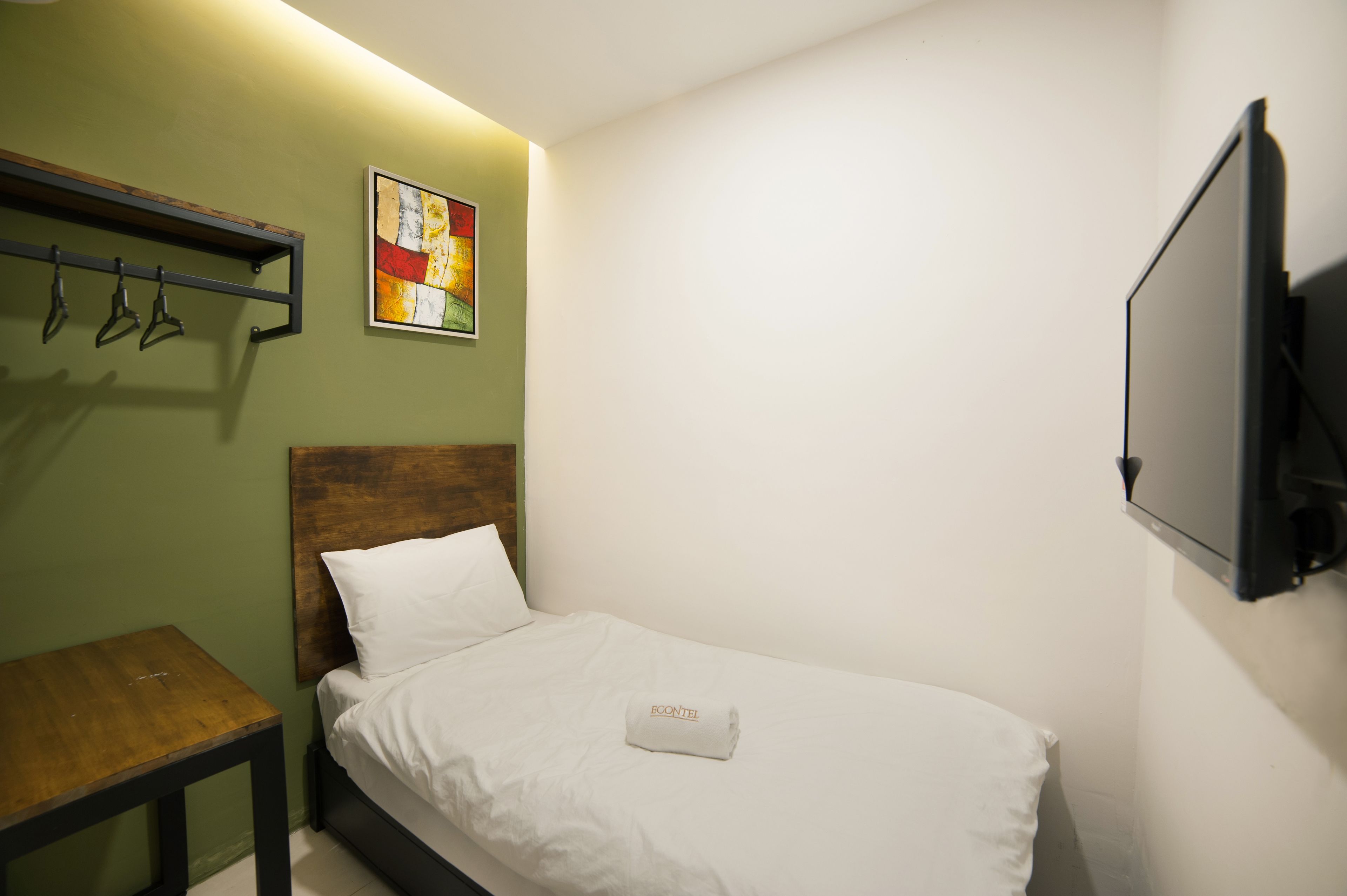 room | desk, free wifi, bed sheets