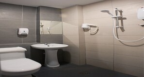 Shower, towels - Econtel Hotel (George Town)