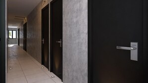 Corredor moderno com três portas, cada uma delas numerada.