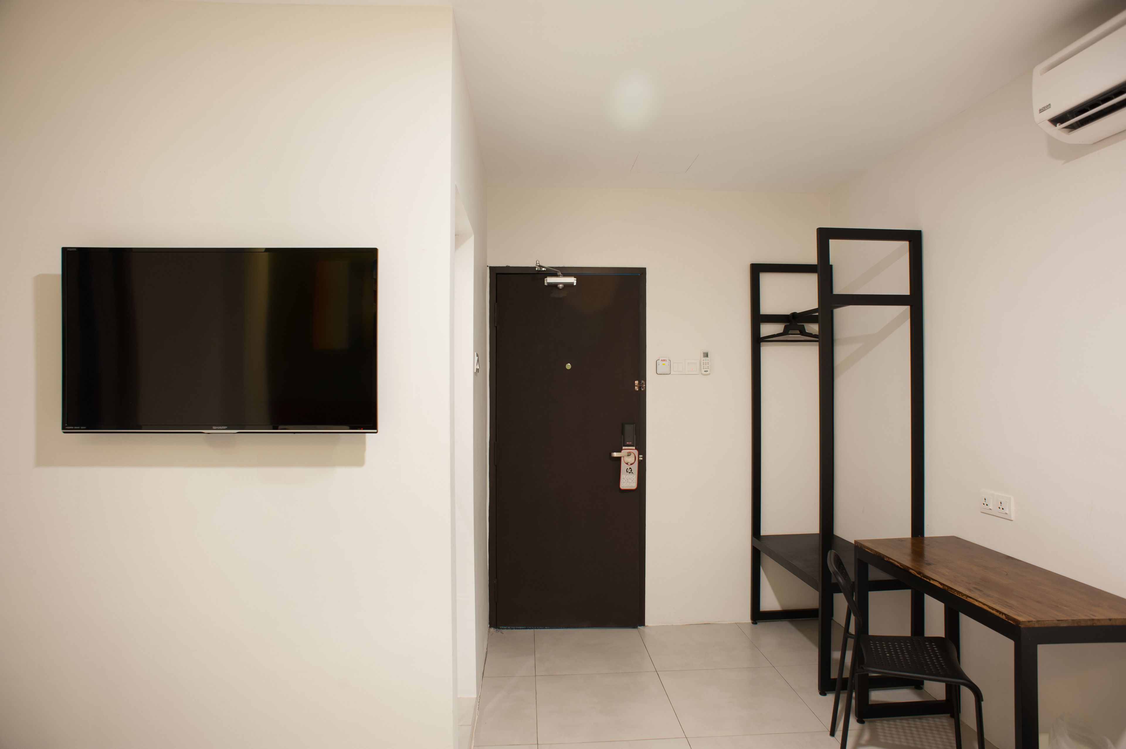 family room | desk, free wifi, bed sheets