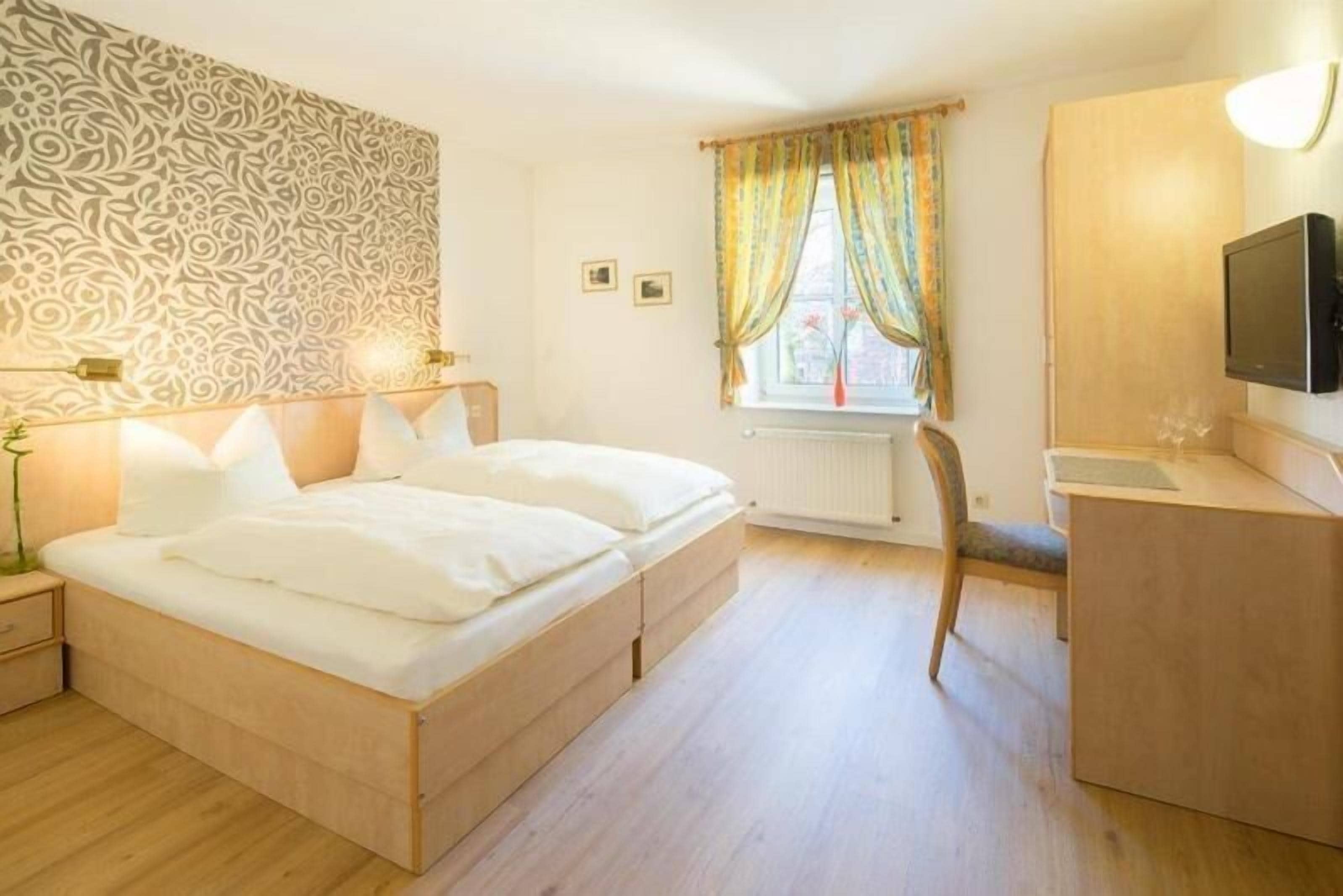 1 bedroom, desk, free wifi, bed sheets