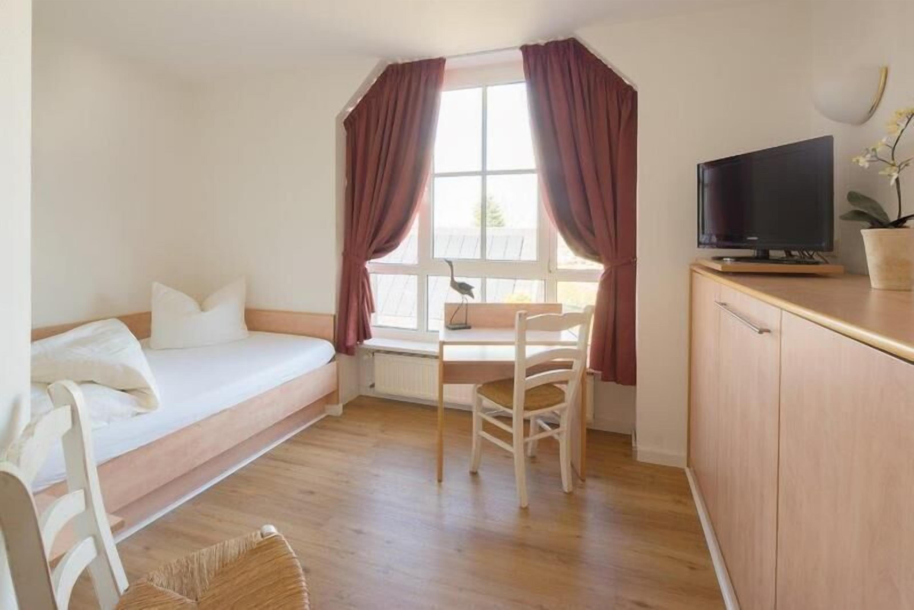 1 bedroom, desk, free wifi, bed sheets