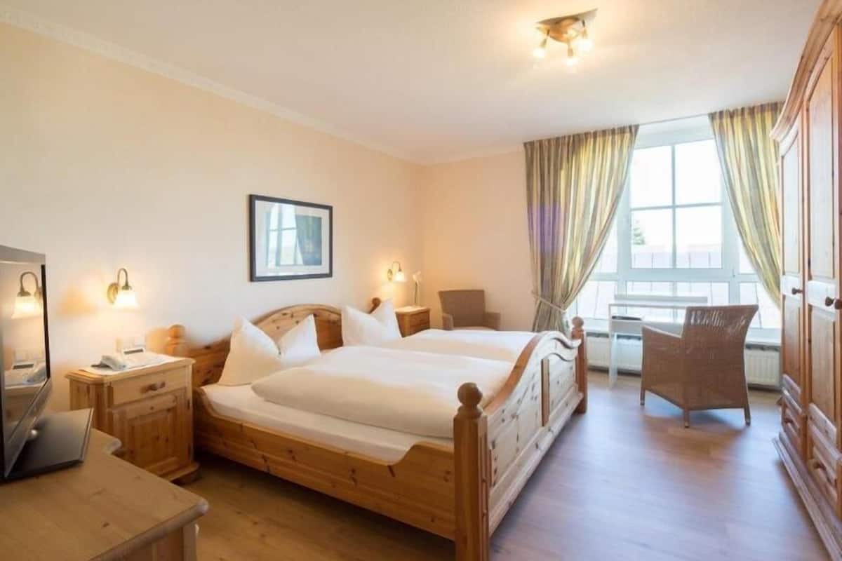 studio suite | 1 bedroom, desk, free wifi, bed sheets