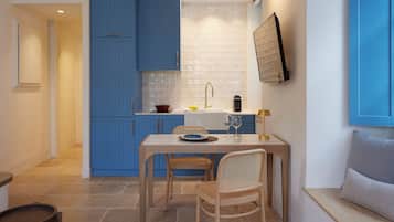 Comfort Suite | Private kitchen | Espresso maker, coffee/tea maker, electric kettle