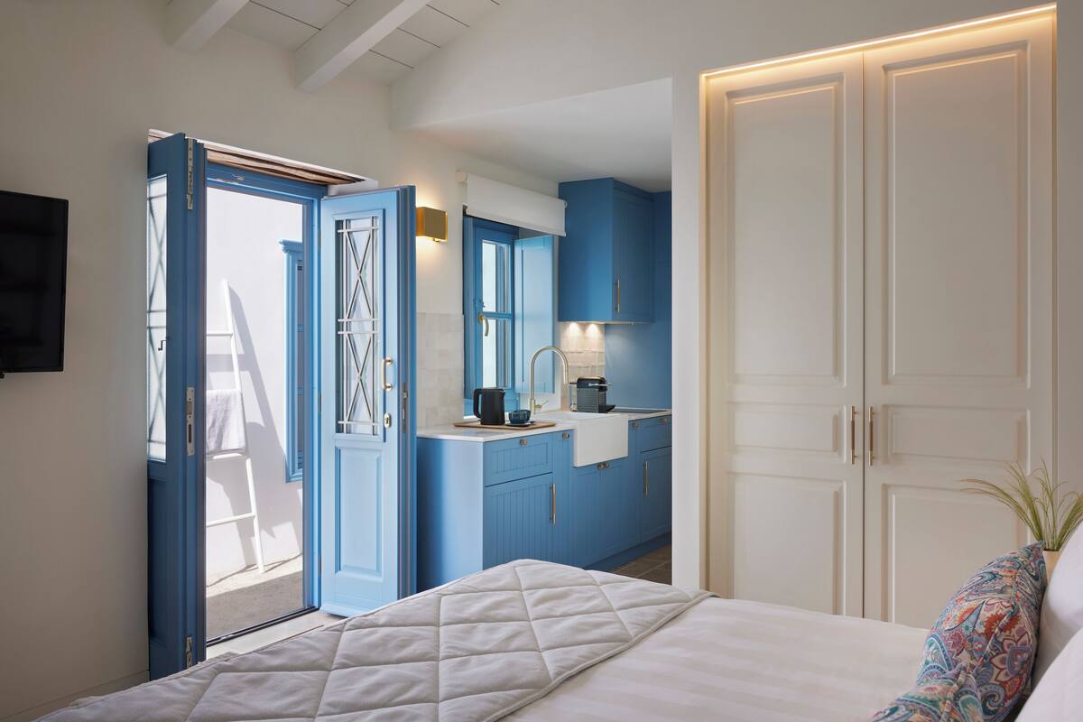 design studio suite | private kitchen | espresso maker, coffee/tea maker, electric kettle