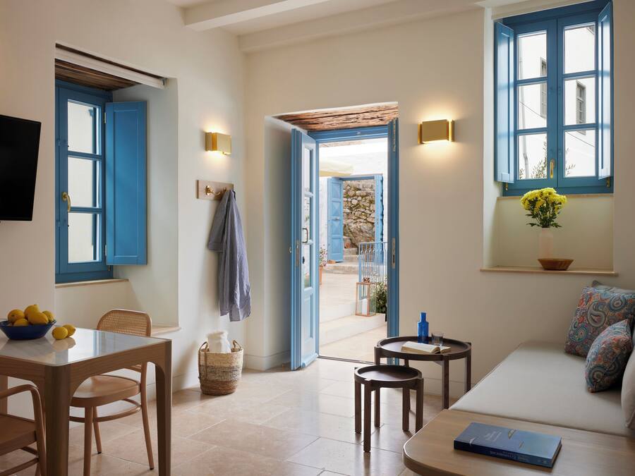 Comfort Suite | Living area | Flat-screen TV