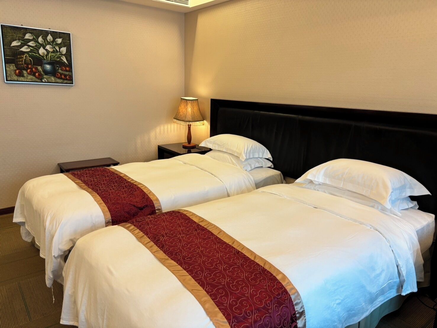 deluxe double room, 2 single beds | in-room safe, blackout curtains, soundproofing, free cots/infant beds