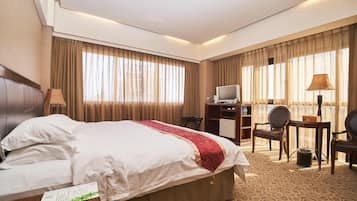 Elite Double Room, 1 King Bed | In-room safe, soundproofing, free cribs/infant beds, free WiFi