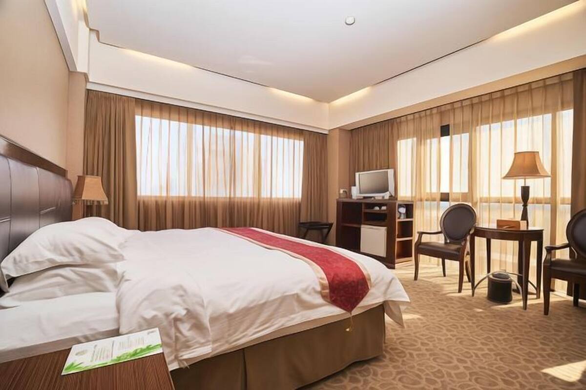 In-room safe, soundproofing, cribs (free), WiFi (free)