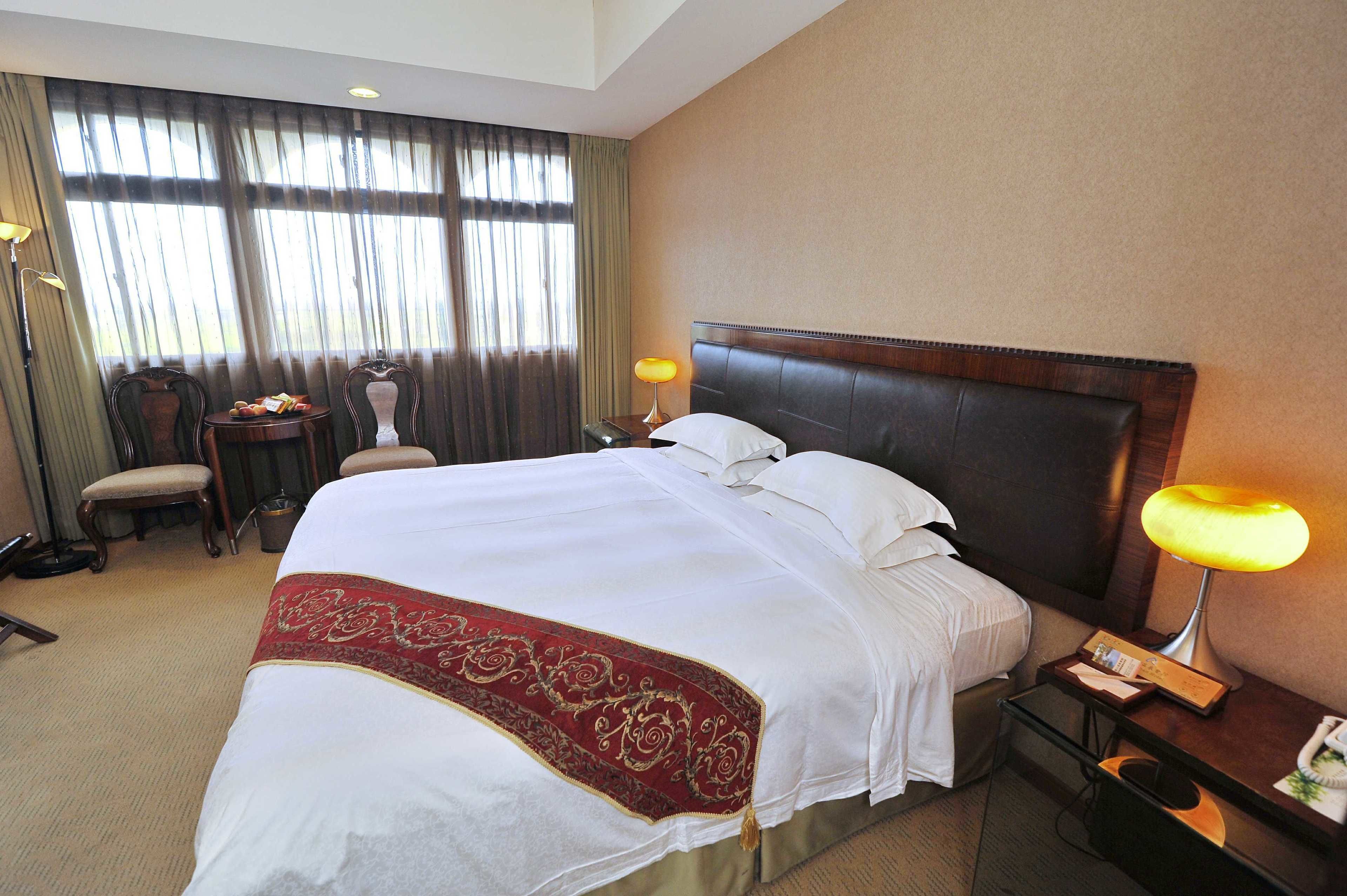 elite double room, 1 king bed | bathroom | separate bathtub and shower, hair dryer, bathrobes, slippers