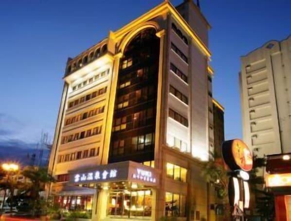 Fachada de la propiedad por la tarde o noche