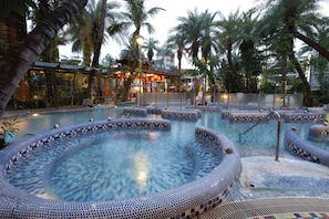 Bañera de hidromasaje exterior