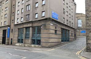 A building with a sign indicating Edinburgh Metro and Southside directions. - Edinburgh Metro Youth Hostel (Edinburgh)