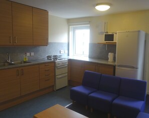 Standard Apartment, 4 Bedrooms, Kitchenette | In-room safe, desk, free WiFi, bed sheets - Edinburgh Metro Youth Hostel (Edinburgh)
