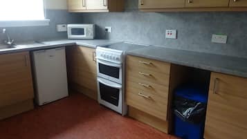 Standard Apartment, 5 Bedrooms, Kitchenette | In-room safe, desk, free WiFi, bed sheets