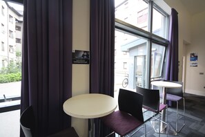 Family dining - Edinburgh Metro Youth Hostel (Edinburgh)