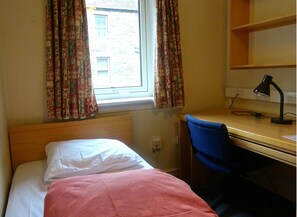 In-room safe, desk, free WiFi, bed sheets - Edinburgh Metro Youth Hostel (Edinburgh)