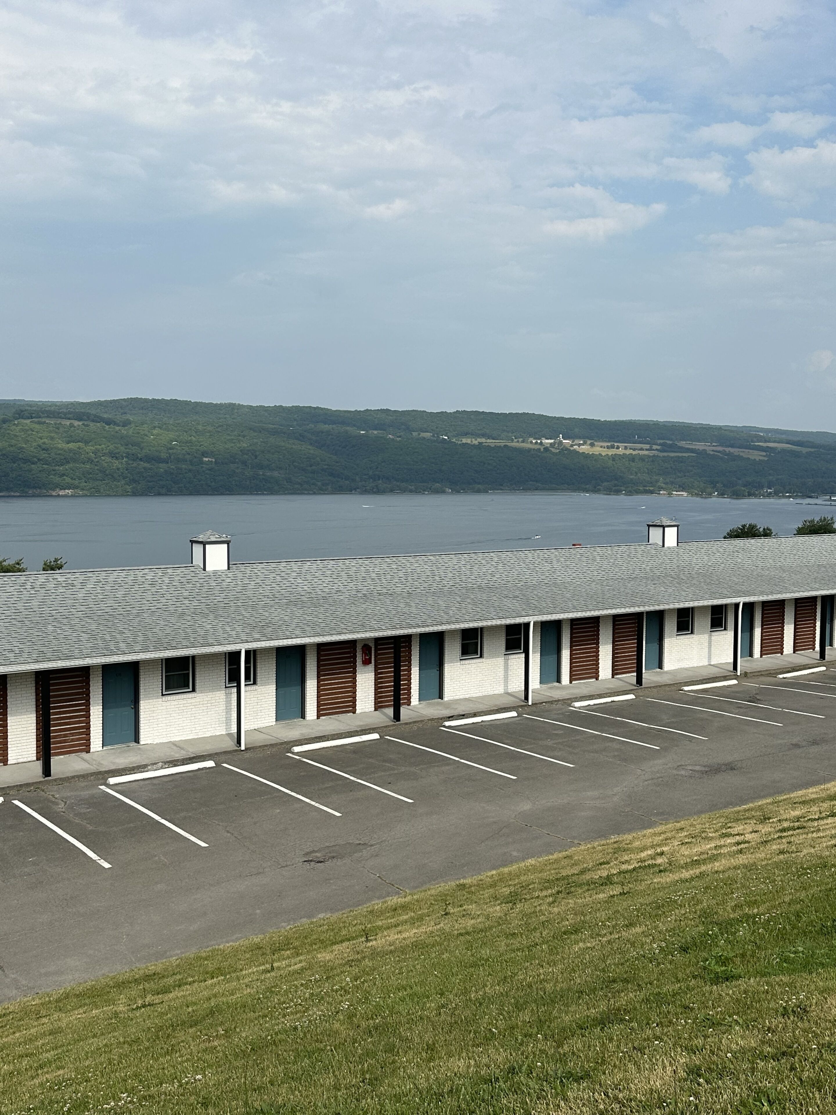 Un motel con estacionamiento y vista al lago.