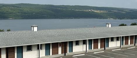 Un motel con estacionamiento y vista al lago.