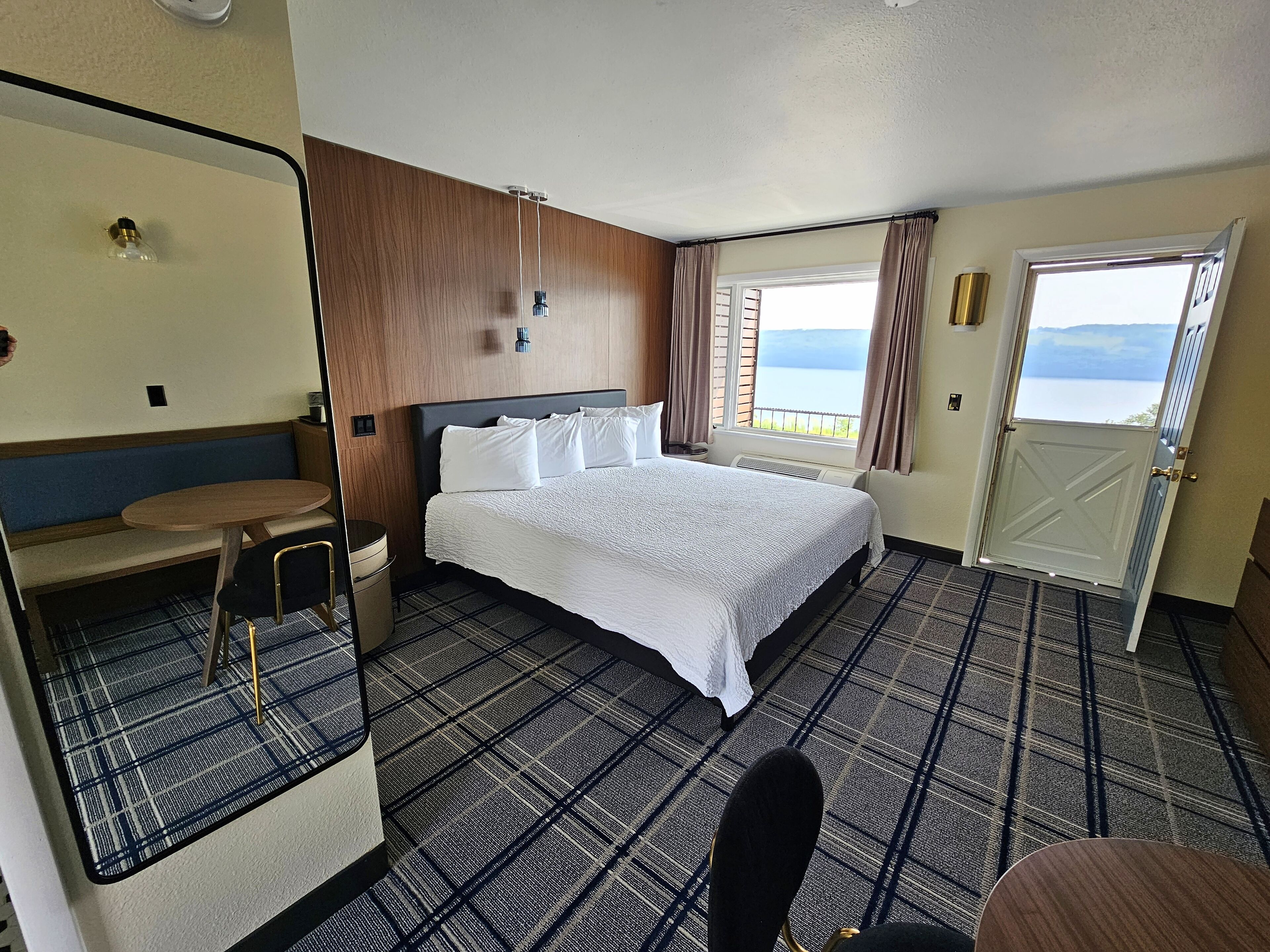 Habitación Deluxe, 1 cama King size, vista al lago | Muebles diferentes, escritorio y wifi gratis 