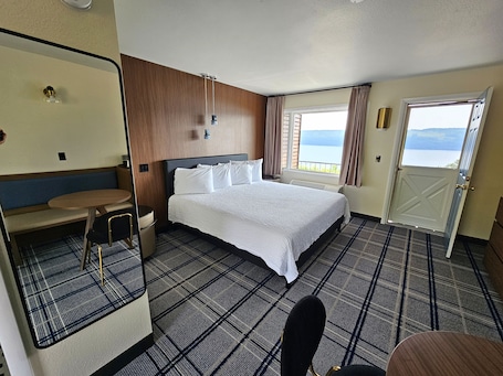Deluxe King Room, Lake View | Individually furnished, desk, laptop workspace, blackout drapes. The Hotel Laurel at Seneca