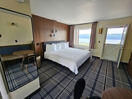 Habitación Deluxe, 1 cama de matrimonio grande, vistas al lago | Mobiliario individual, escritorio, wifi gratis