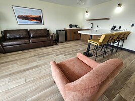 Suite junior, vistas al lago | Zona de estar | Televisión de 43 pulgadas con canales por cable, servicios de streaming