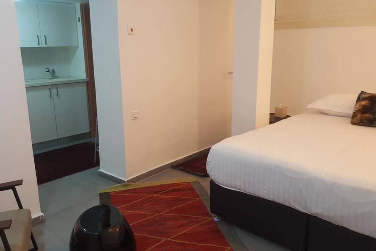 Basic Apartment, Ground Floor, English Basement | Egyptian cotton sheets, premium bedding, in-room safe, desk