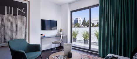 Penthouse Deluxe, balcon, vue ville | Coin séjour | Télévision à écran plat de 36 pouces avec chaînes par câble, télévision