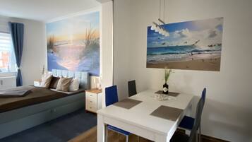 Studio-Apartment, Küche (Cleaning Fees 40€) | Essbereich im Zimmer