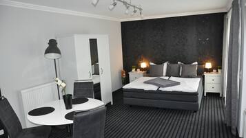 Studio Superior (Cleaning Fees 40€) | Truy cập Internet không dây miễn phí, bộ trải giường