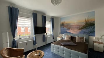 Standard Apartment, 1 Queen Bed, Kitchen | Living area