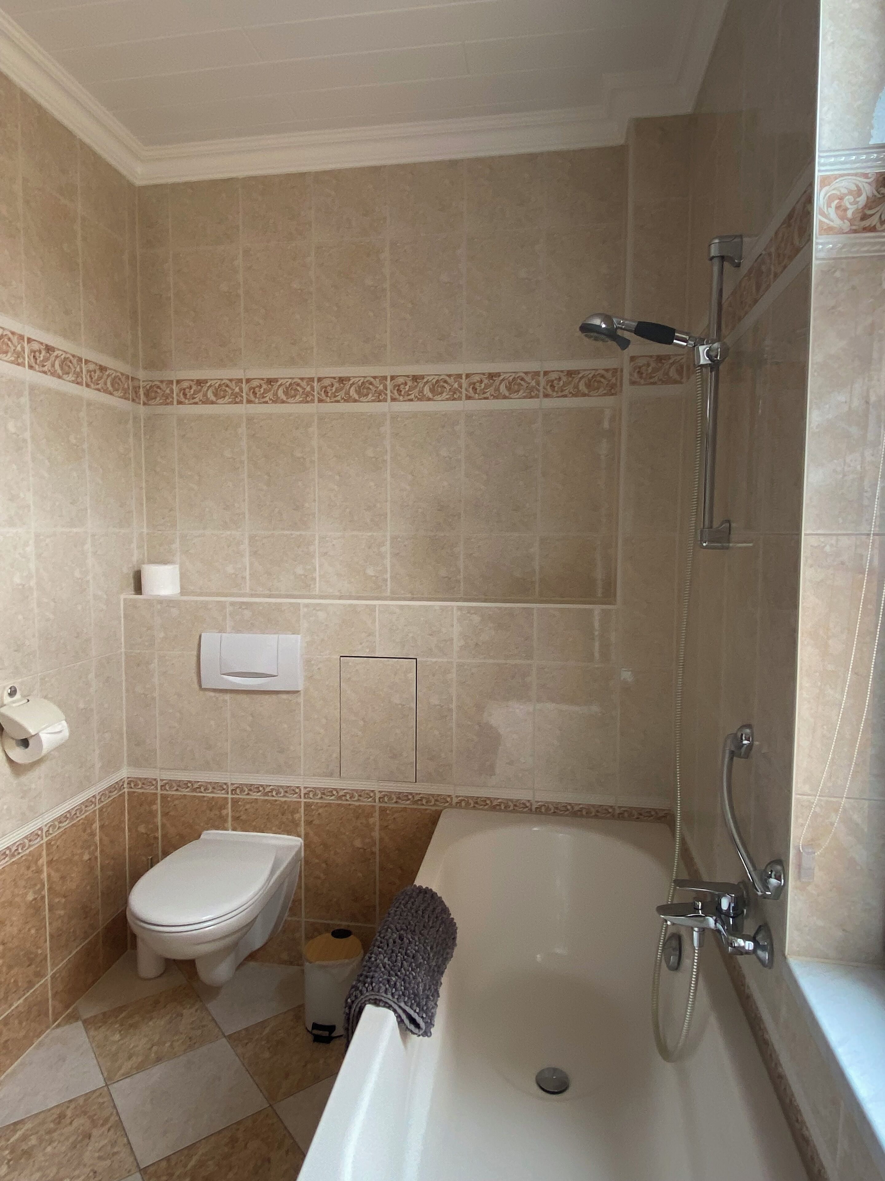 Un baño con inodoro, bañera y ducha.