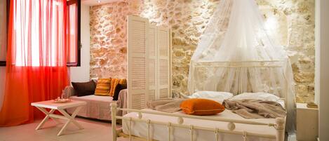 Superior Studio | Desk, soundproofing, iron/ironing board, free WiFi